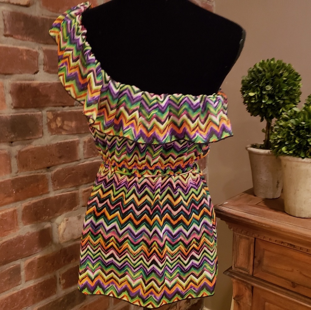 One Shoulder Ruffle Top * Med - Picture 2 of 5
